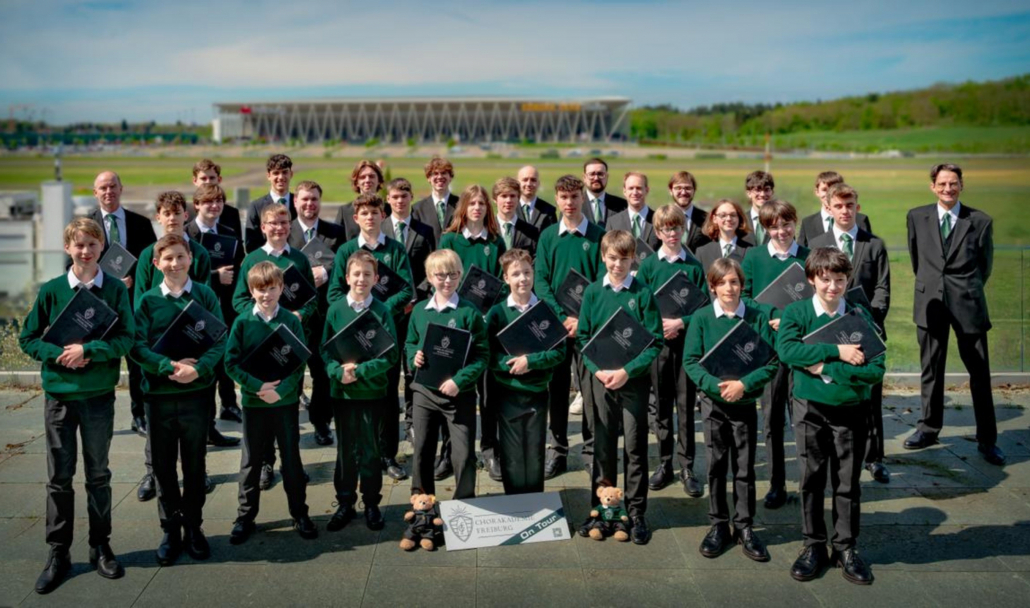 Chorakademie-Freiburg-Gruppenbild-SC-Stadion-scaled_länglich