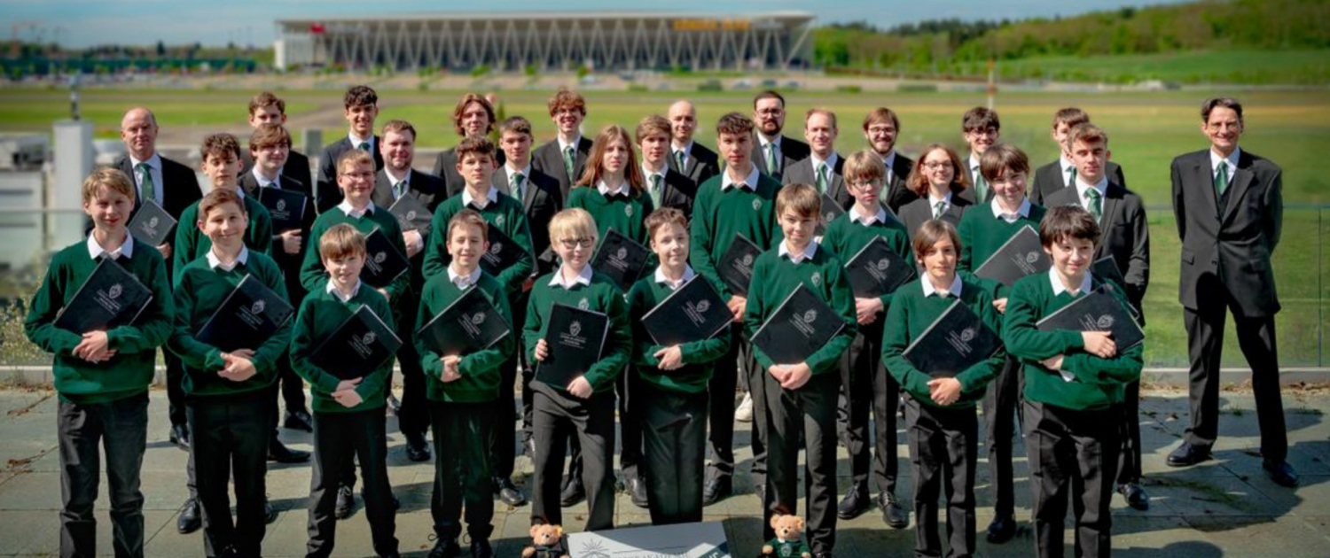 Chorakademie-Freiburg-Gruppenbild-SC-Stadion-scaled_länglich