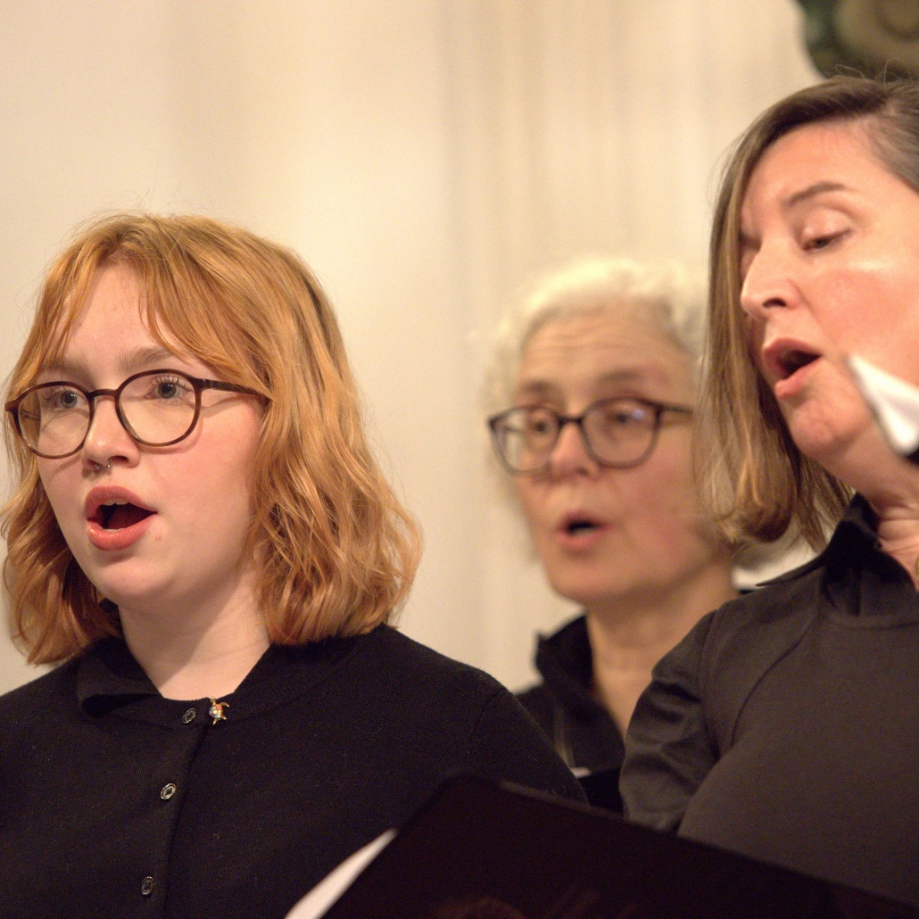 Kammerensemble Drei Personen singen gemeinsam auf einer Bühne.