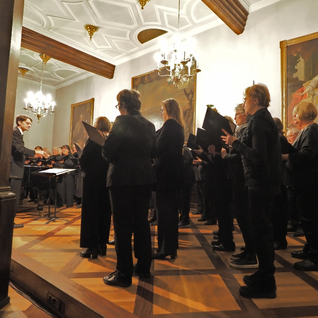 Kammerensemble historisches Kaufhaus Das Kammerensemble der Chorakademie Freiburg sing gemeinsam im historischen Rathaus in Freiburg. Davor steht Prof. Böhmann