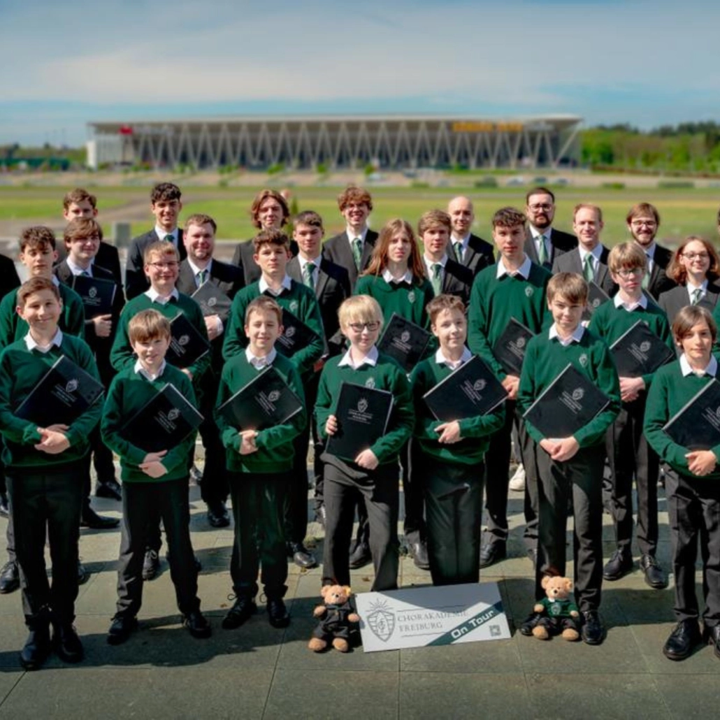 Knabenchor Chorakademie Freiburg SC Stadion Der Knabenchor der Chorakademie Freiburg steht vor dem SC Stadion