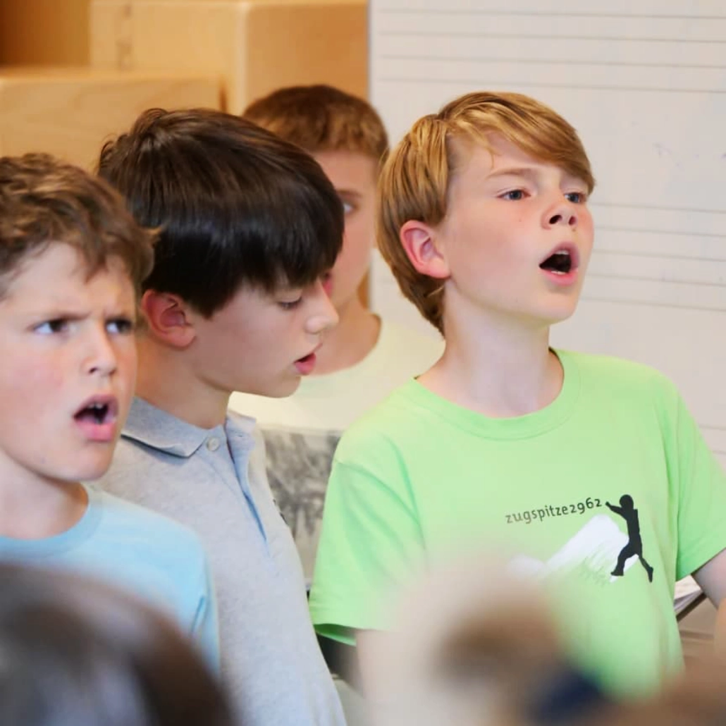 Knabenchor Sopran Vier Junge im Alter von 10 Jahren singen gemeinsam