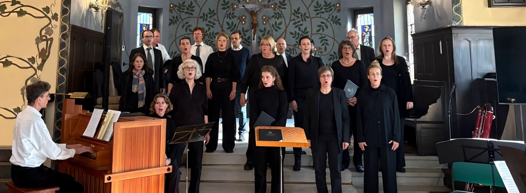 Kammerensemble Auftritt Kirche Das Kammerensemble der Chorakademie steht in einer Kirche uns singt. Davor spielt Prof. Böhmann Klavier