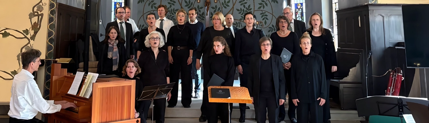 Kammerensemble Auftritt Kirche Das Kammerensemble der Chorakademie steht in einer Kirche uns singt. Davor spielt Prof. Böhmann Klavier