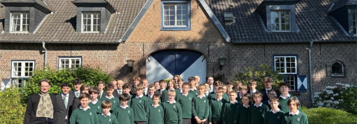 Knaben NRW Reise Gruppenfoto vor Unterkunft